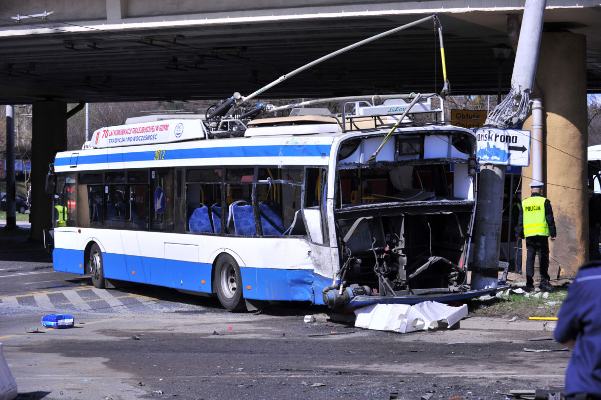 GDYNIA - ZDJĘCIA: Zderzenie TIRA z TROLEJBUSEM. 1 osoba NIE ŻYJE, 11 jest RANNYCH
