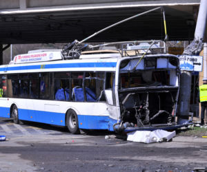 GDYNIA - ZDJĘCIA: Zderzenie TIRA z TROLEJBUSEM. 1 osoba NIE ŻYJE, 11 jest RANNYCH
