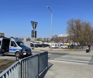Kierowca seicento huknął w kobietę z wózkiem. Matka i dziecko trafili do szpitala 