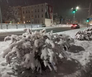 Leszno pod śniegiem. Kolizje na drogach i opóźnienia autobusów