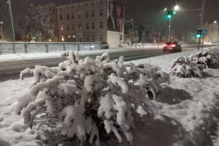 Leszno pod śniegiem. Kolizje na drogach i opóźnienia autobusów