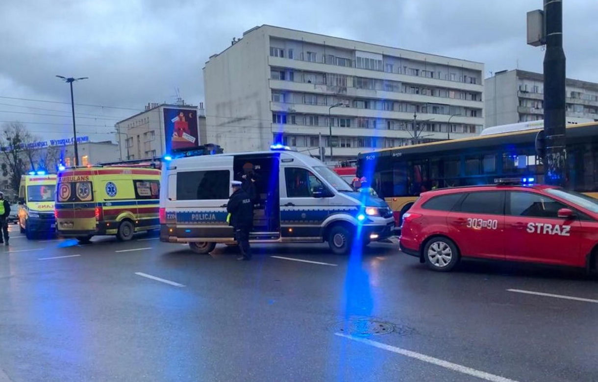 Drogowa masakra na Ochocie. Kobietę wyrzuciło z samochodu na ulicę