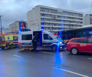 Drogowa masakra na Ochocie. Kobietę wyrzuciło z samochodu na ulicę