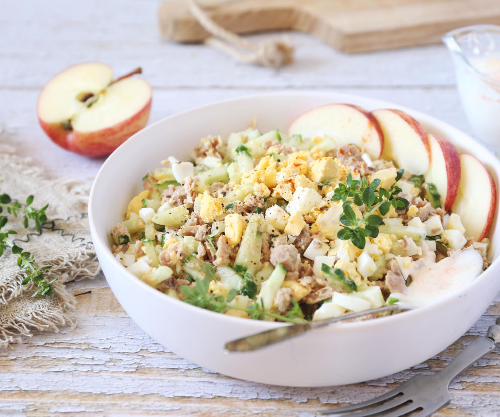 Sałatka z tuńczykiem, jajkiem i ogórkiem – szybki hit na kolację i imprezowy stół