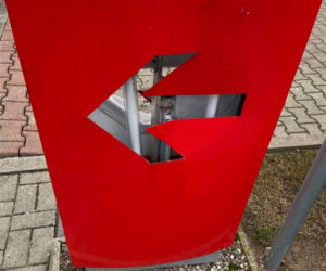 Demolka w Kolnie. Straty na 30 tys. złotych. Kamera nagrała nastolatków w akcji [WIDEO]