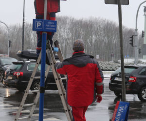 Dekomunizacja Warszawy. Zdejmowanie tablicy z Aleją Lecha Kaczyńskiego, zakładanie na powrót Armii Ludowej.