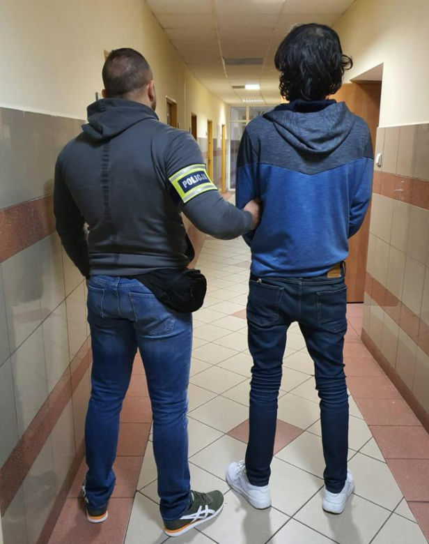 Mieszkali w Renault Lagunie i kradli na potęgę. Gruzini w rękach policji. Podczas zatrzymania nie mieli nawet butów
