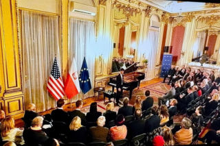 Wzruszający opłatek w polskim konsulacie. Piękna muzyka, nutka historii i życzenia... dla narzeczonych