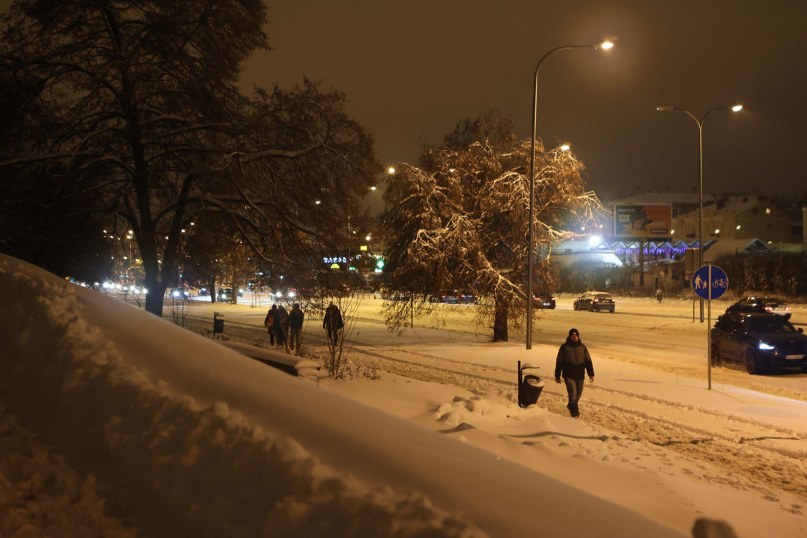 Śnieżny Lublin wieczorową porą