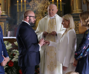 M jak miłość odcinek 1324, Andrzejek (Tomasz Oświeciński), Marcin (Mikołaj Roznerski), Marzenka (Olga Szomańska), Ula (Iga Krefft), ksiądz (Maciej Damięcki)