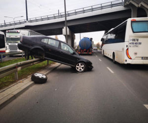 Nietypowy wypadek na Kamiennej w Bydgoszczy! Auto wjechało na barierki! [ZDJĘCIA]