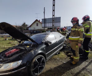 Nowy Sącz. WYPADEK na ul. Nawojowskiej. Samochód wpadł na cudzą posesję