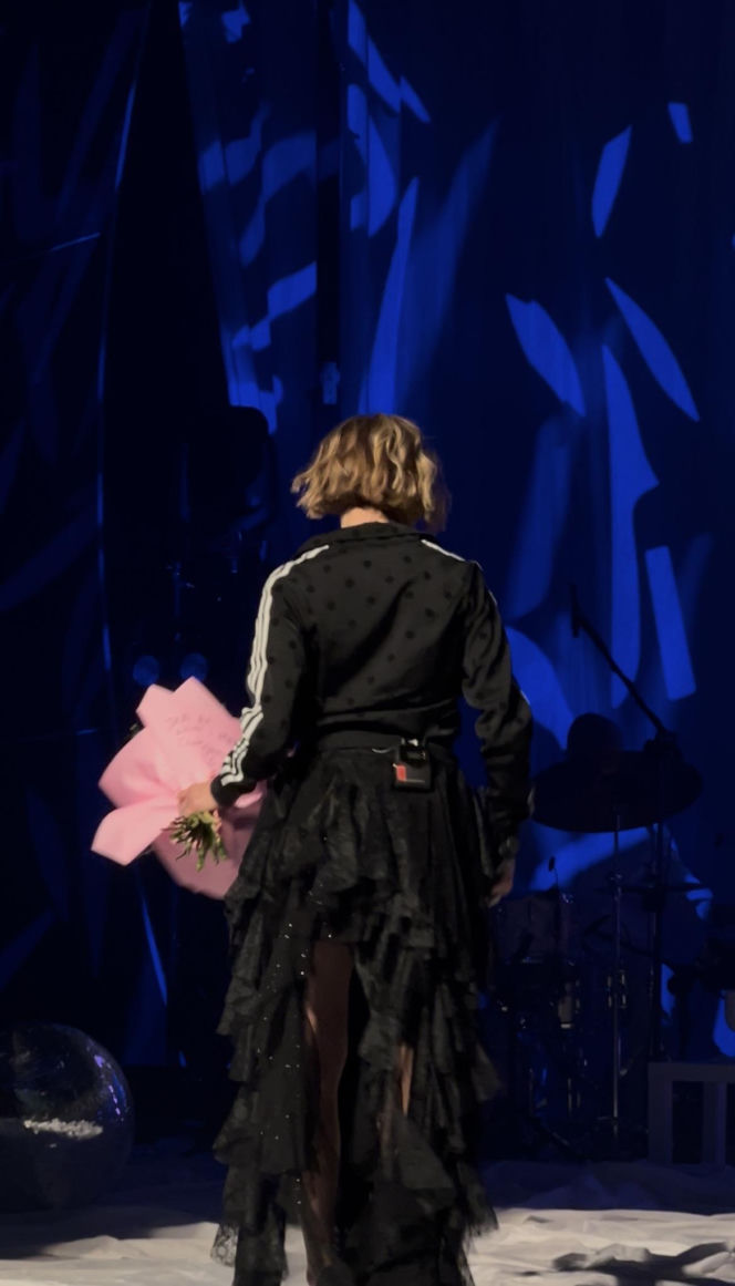 Michał Bajor na koncercie Anny Wyszkoni. Wskoczył do niej na scenę