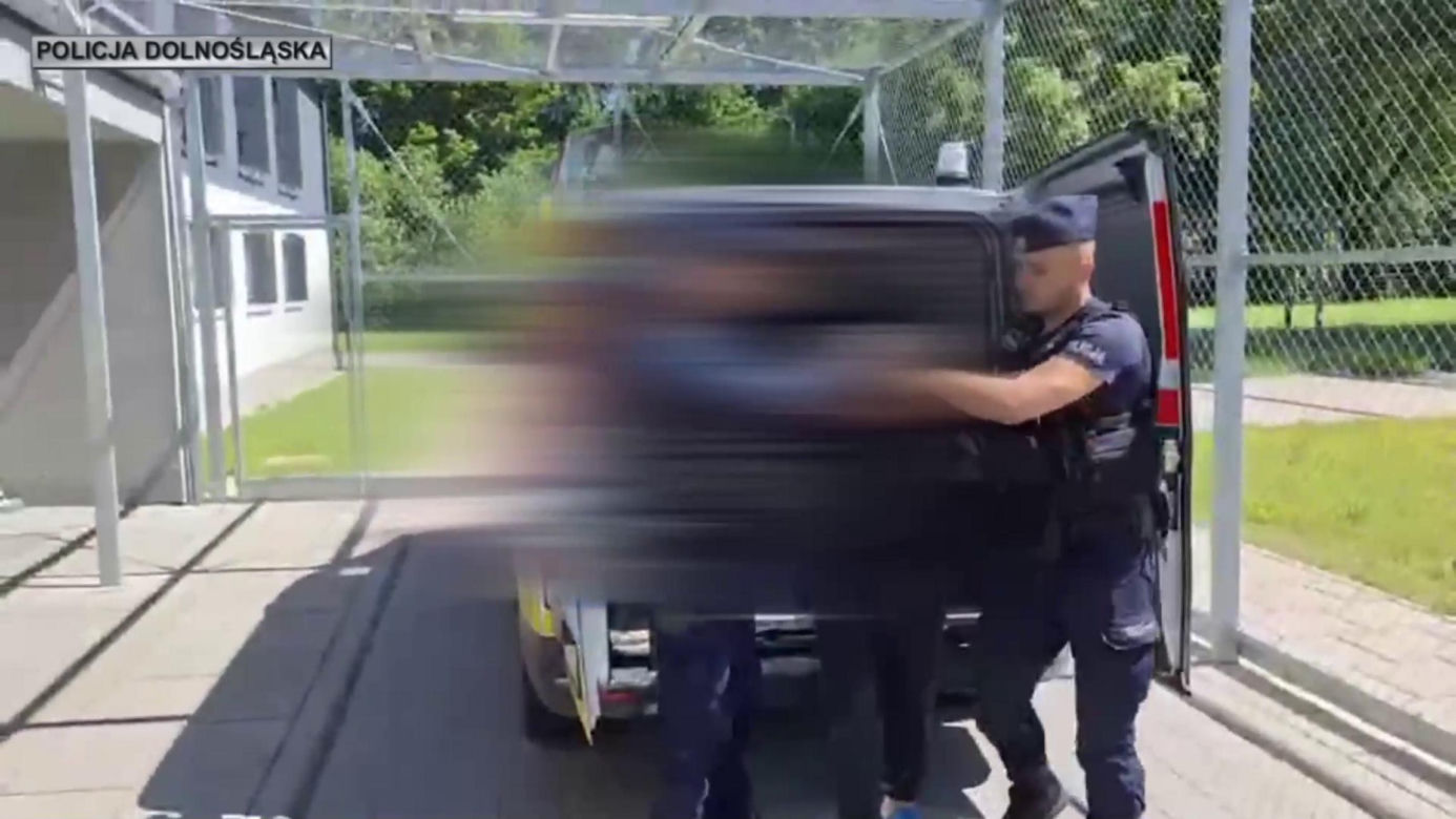 Jelenia Góra. 51-latka uciekła po uwięzieniu w pustostanie. Była wielokrotnie bita przez 40-latka.