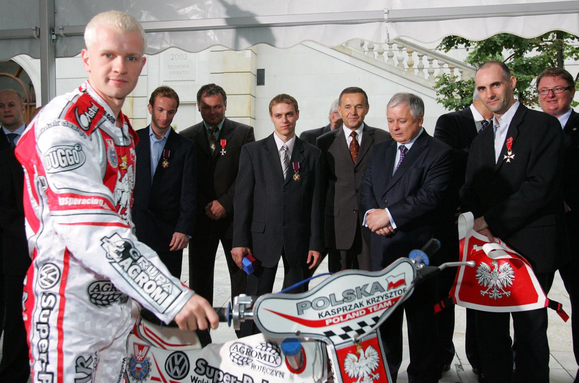 Lech Kaczyński i Jarosław Kaczyński na sportowych zdjęciach