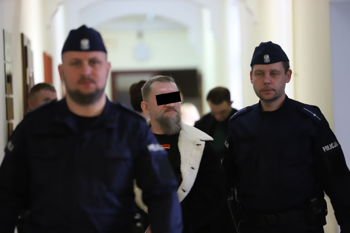 Zazdrośnik pociął żonę tulipanem