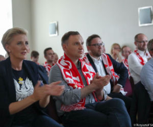 Wpadka pierwszej damy? Agata Duda założyła czarną koszulkę na mecz Polski [ZDJĘCIA]