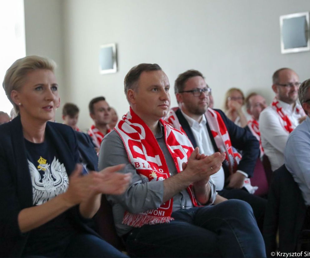 Wpadka pierwszej damy? Agata Duda założyła czarną koszulkę na mecz Polski [ZDJĘCIA]