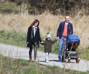 Wałęsa na spacerze z córką
