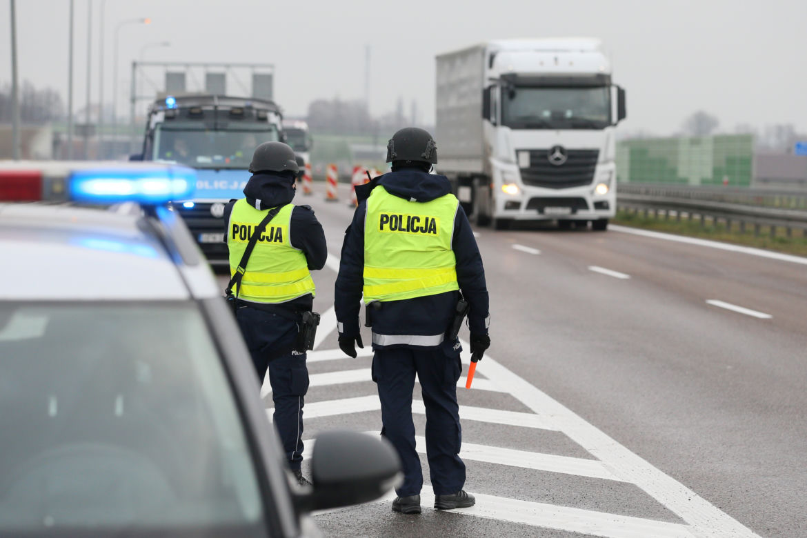 Policja sprawdza pojazdy na S8