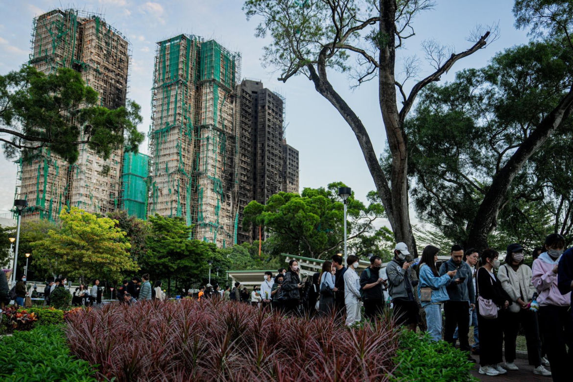 Hongkong pogrążony w żałobie po tragicznym pożarze wieżowców. Liczba ofiar wzrosła do 146