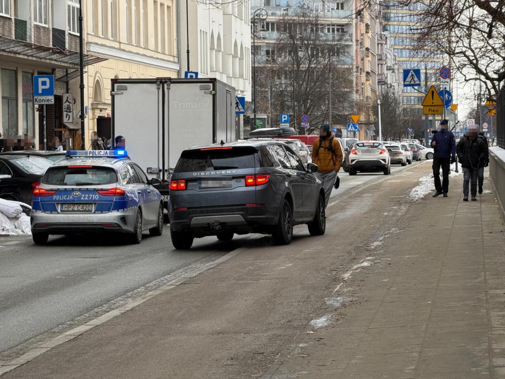 Przewiózł go na masce, to mu wybił szybę. Awantura w centrum Warszawy. "Poniosły emocje. Obaj byliśmy winni"