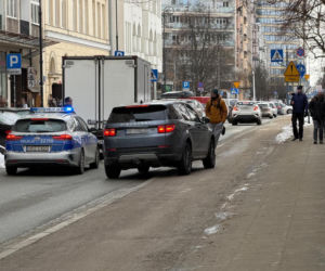 Przewiózł go na masce, to mu wybił szybę. Awantura w centrum Warszawy. Poniosły emocje. Obaj byliśmy winni