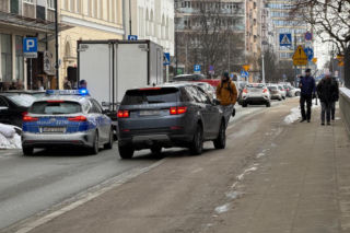 Przewiózł go na masce, to mu wybił szybę. Awantura w centrum Warszawy. Poniosły emocje. Obaj byliśmy winni