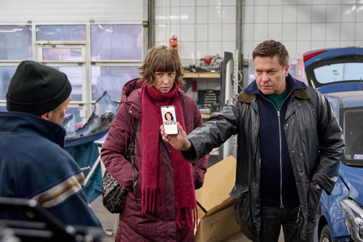 Na Wspólnej odc. 3998. Brygida (Maja Wolska), Michał (Robert Kudelski), mechanik (Mateusz Baran)