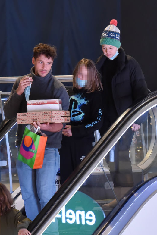 Mikołaj Roznerski w centrum handlowym z "rodziną"