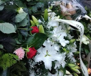 Tragedia w Salisbury. Zamordowane kobiety pochowane w Tarnowie. Grobu nie widać spod kwiatów
