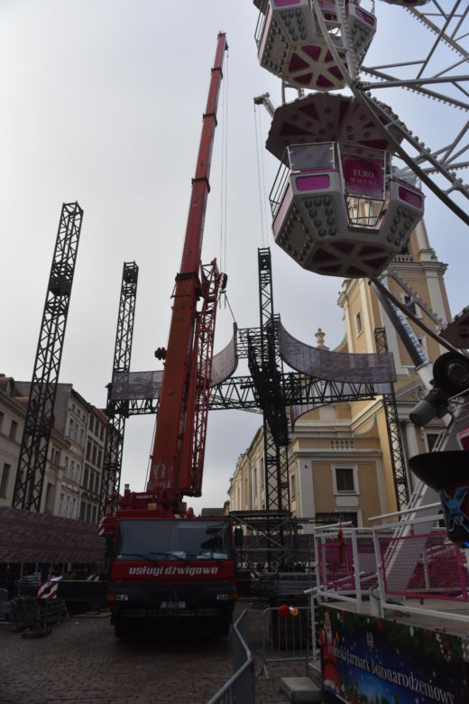 Dwa wielkie dźwigi zajęły się sceną na Sylwestra z Polsatem w Toruniu