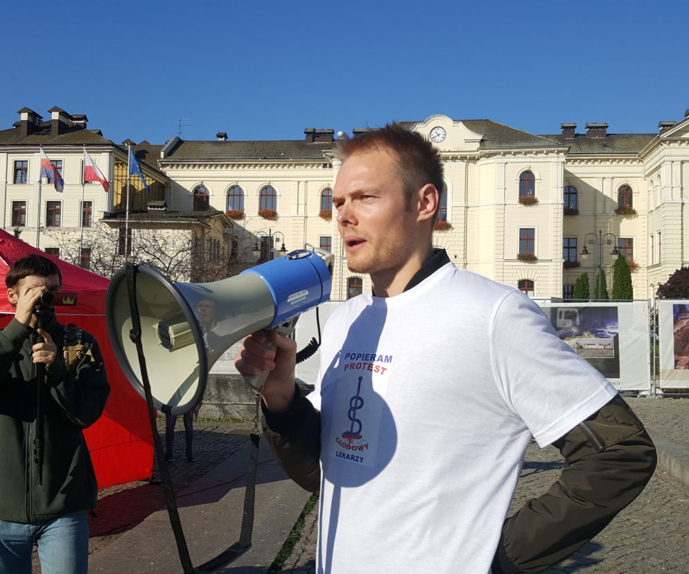 Rezydenci z bydgoskich szpitali protestowali na Starym Rynku