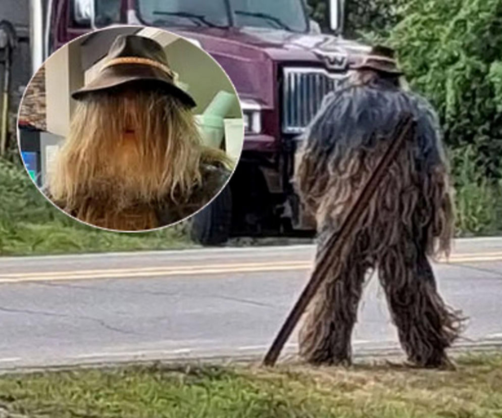 Osoba w futrzastym stroju yeti przy drodze. Na miniaturowym zdjęciu jej twarz. O sprawie z USA przeczytasz na SE.