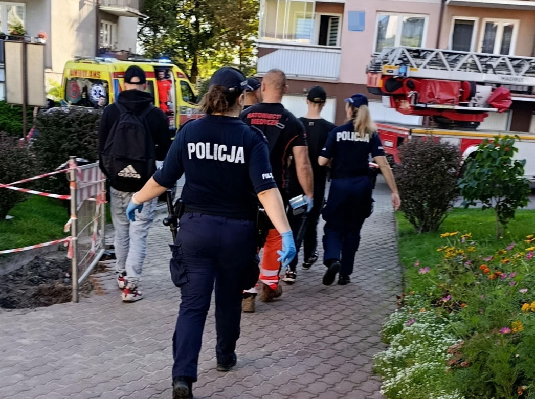 Niewiarygodne! 22-latek skoczył z drugiego piętra i uciekł do mieszkania. Co się stało w Siedlcach?