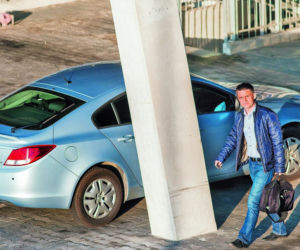 Mariusz Rumak / trener Lech Poznań / Opel Insignia