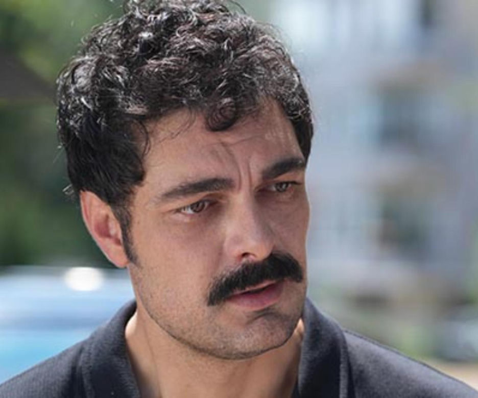 Aktor Halil İbrahim Ceyhan (Yaman z "Dziedzictwo") z wąsem