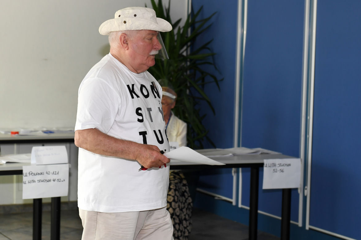 Wybory 2020 Lech Wałęsa zagłosował w koszulce Konstytucja 