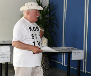 Wybory 2020 Lech Wałęsa zagłosował w koszulce Konstytucja 
