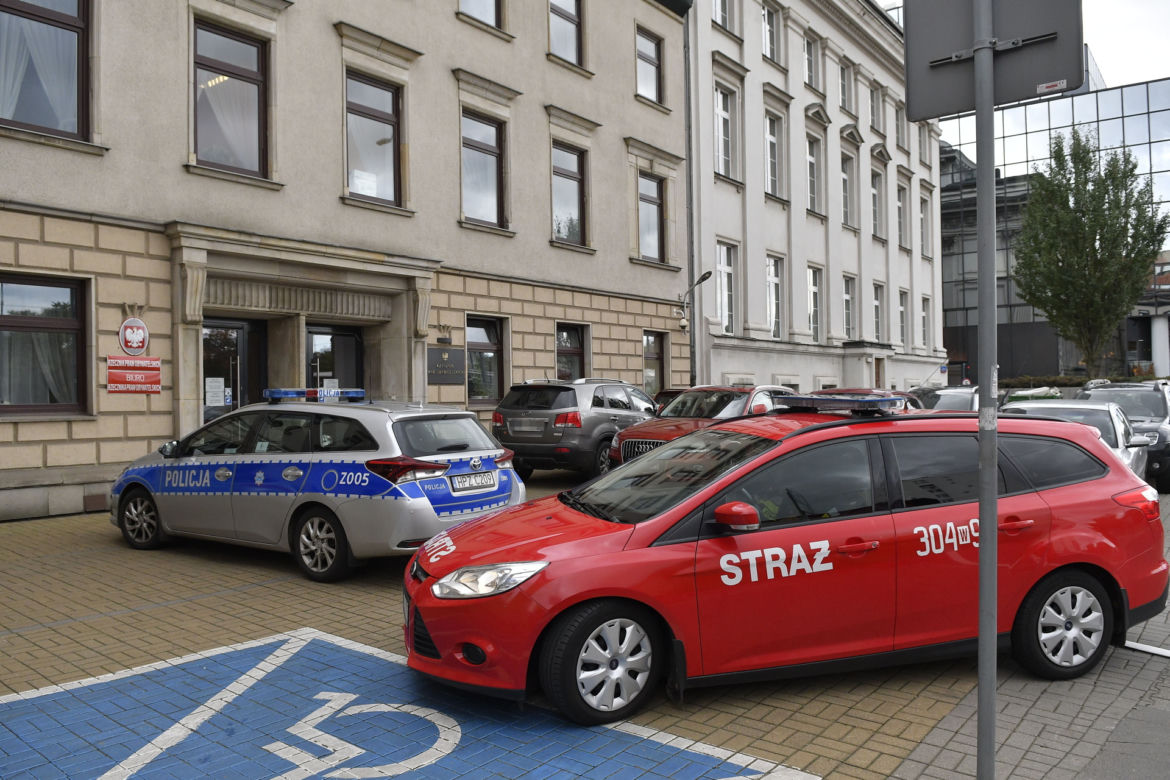 Pilna akcja służb pod biurem rzecznika praw obywatelskich. Tajemnicza fiolka w kopercie 
