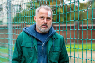 Pierwsza miłość: Bartek obawia się o swoją rodzinę. Nie wie, że Stik ma już konkretny plan i właśnie rozpoczął odliczanie… 