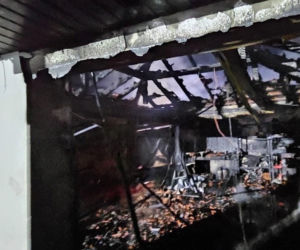 Spłonął budynek gospodarczy, a w nim samochód. Pożar w Nielęgowie niedaleko Kościana