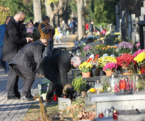 Jarosław Kaczyński odwiedził groby bliskich w Święto Zmarłych