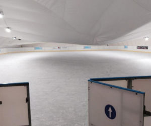 Na lodowisku zapadł się dach