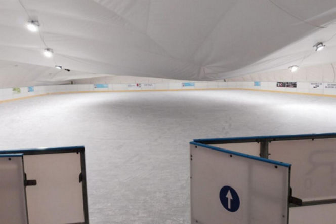 Na lodowisku zapadł się dach