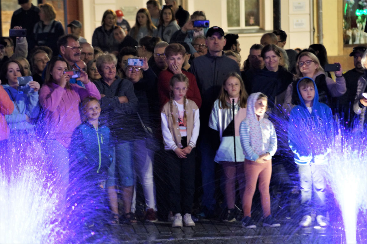 Fontanna w Starym Fordonie już zachwyca mieszkańców! Wyjątkowy pokaz na Rynku [ZDJĘCIA] 