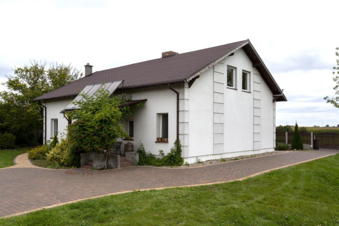 Listwy i proste panele elewacyjne urozmaicają ściany zewnętrzne