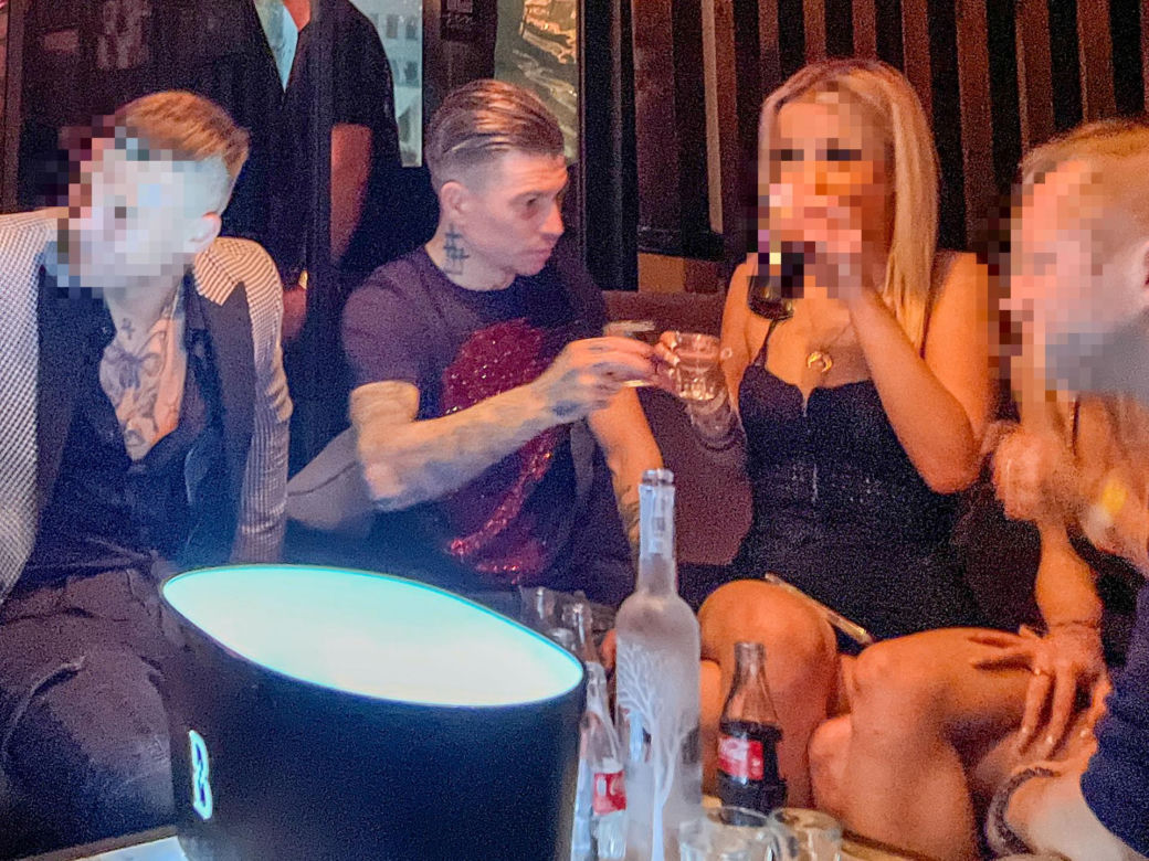 Jakub Kosecki na nocnej imprezie 