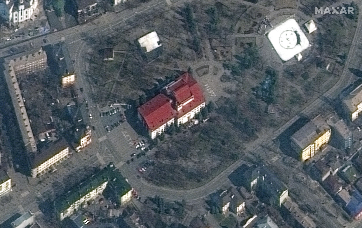 Zbombardowany teatr w Mariupolu