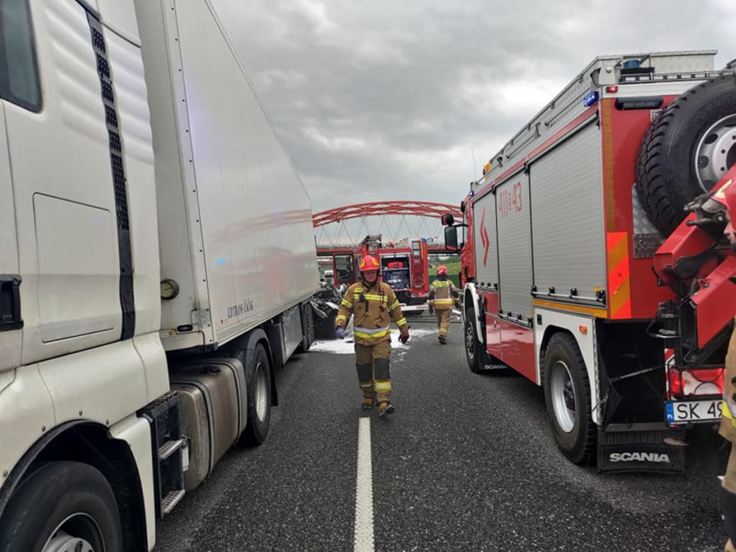 Wypadek na autostradzie A1. Kierowca osobówki zmiażdżony przez TIRy